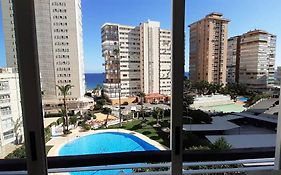 Apartamento mediterraneo, muy centrico, en Plaza Triangular, soleado, con jardines y piscina y la playa enfrente andando, con parking exterior comunitario